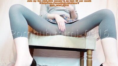 [Urinating and peeing scene] Wearing gray leggings and no pants suction masturbation. It feels so go